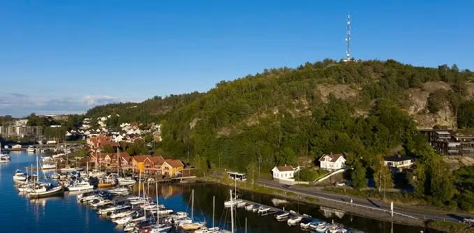 Dronebilde av Fjellvikåsen i Sandefjord – åsen med småbåthavnen og nærområdet